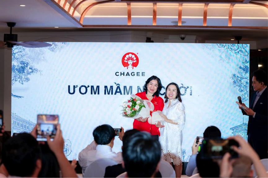 Bà Võ Thị Thiên Nga - Giám đốc Chagee Việt Nam và Bà Nguyễn Thị Bích Ngọc, Chủ tịch Hội Bảo trợ Người khuyết tật và Trẻ mồ côi TP Hồ Chí Minh phát biểu tại chương trình.