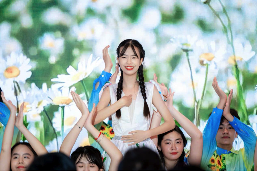 Tiết mục múa do các trẻ em ở trường khiếm thính chuyên biệt hy vọng Bình Thạnh thể hiện.