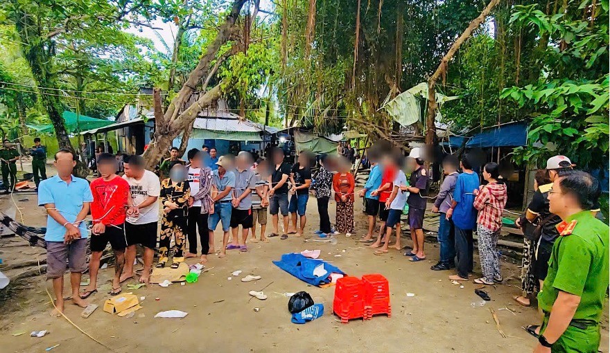 Triệt phá tụ điểm cờ bạc bằng hình thức chơi lắc tài - xỉu ở xã Hòn Đất (An Giang)
