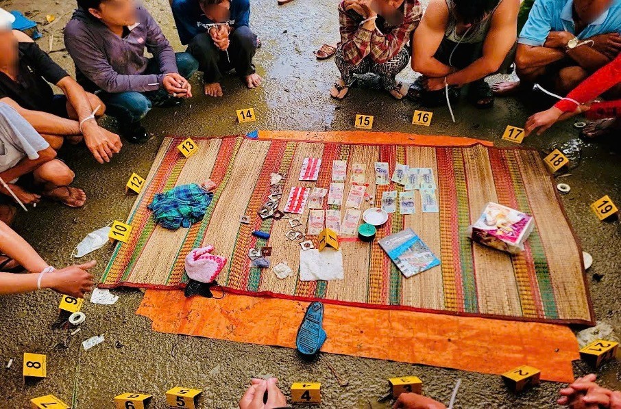 Triệt phá tụ điểm cờ bạc bằng hình thức chơi lắc tài - xỉu ở xã Hòn Đất (An Giang)