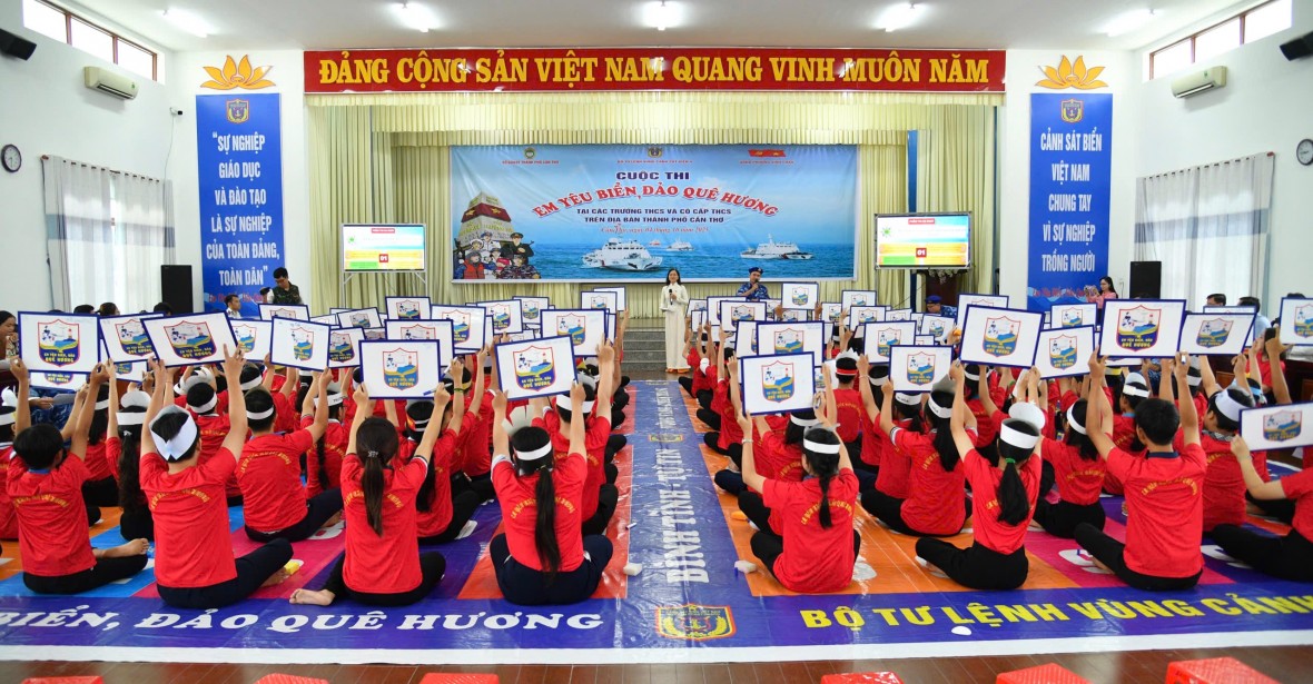 Sôi nổi và bổ ích chương trình “Cảnh sát biển đồng hành với ngư dân