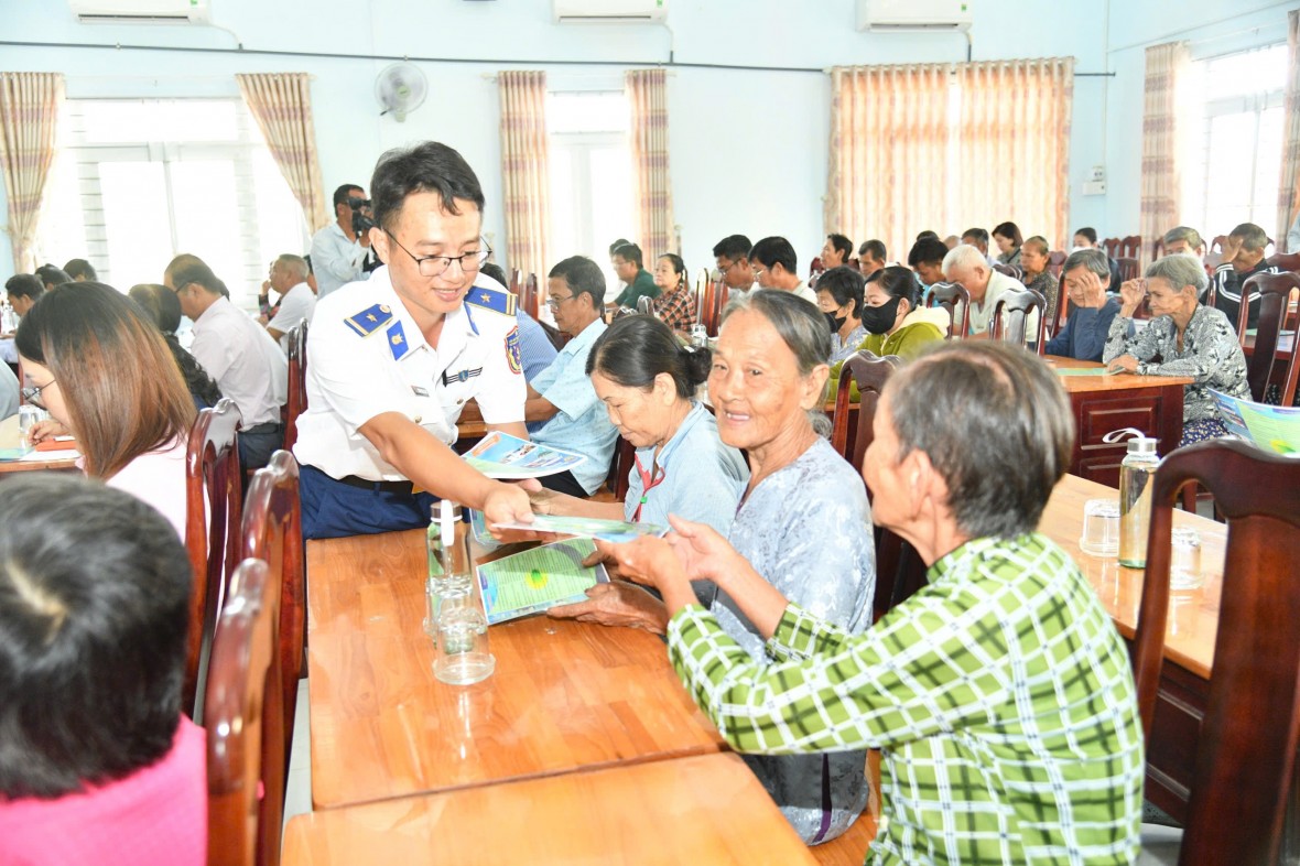 Sôi nổi và bổ ích chương trình “Cảnh sát biển đồng hành với ngư dân