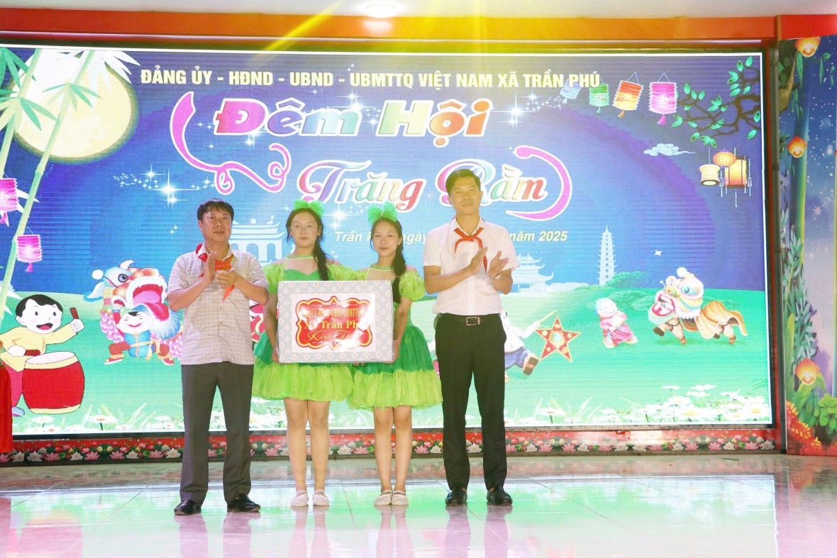 Hà Nội: Ấm áp “Đêm hội trăng rằm” xã Trần Phú tặng quà cho trẻ em có hoàn cảnh khó khăn