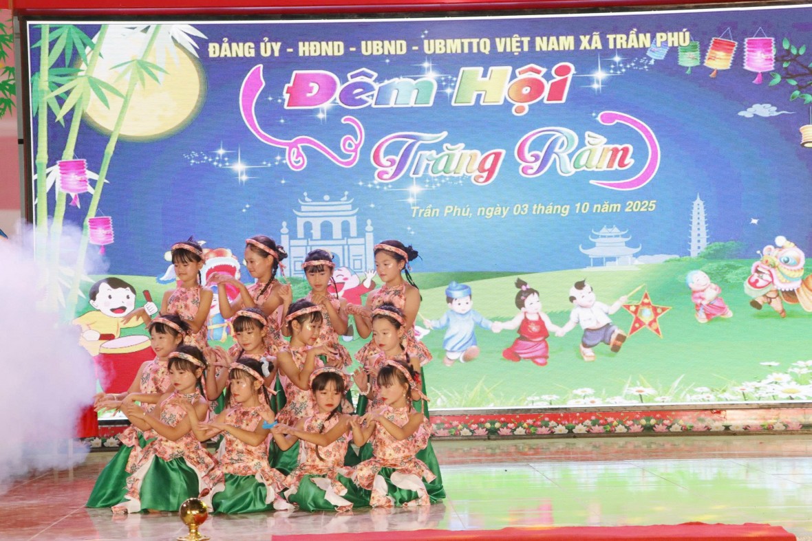 Hà Nội: Ấm áp “Đêm hội trăng rằm” xã Trần Phú tặng quà cho trẻ em có hoàn cảnh khó khăn