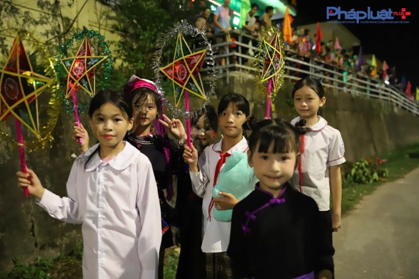 Rộn ràng không khi Tết Trung thu tại nhiều địa phương tại Quảng Ninh