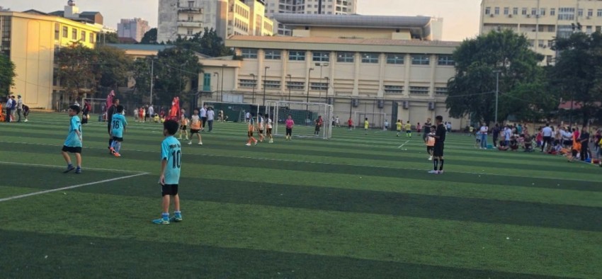 Trường tiểu học Dịch Vọng A khai mạc “Giải bóng đá học sinh lần thứ VI năm học 2025-2026