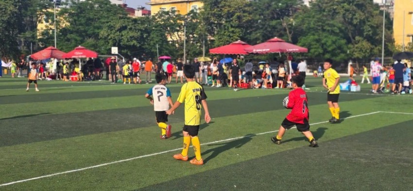 Trường tiểu học Dịch Vọng A khai mạc “Giải bóng đá học sinh lần thứ VI năm học 2025-2026