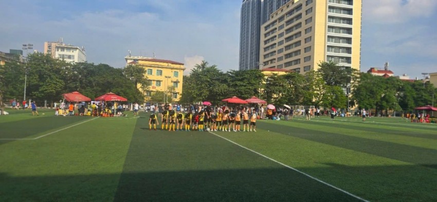 Trường tiểu học Dịch Vọng A khai mạc “Giải bóng đá học sinh lần thứ VI năm học 2025-2026