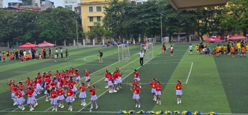 Văn nghệ trước buổi lễ khai mạc.