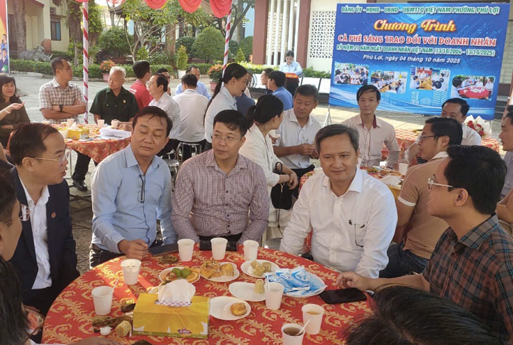 “Cà phê sáng – Trao đổi với doanh nghiệp” do phường Phú Lợi tổ chức. “Cà phê sáng – Trao đổi với doanh nghiệp” do phường Phú Lợi tổ chức.