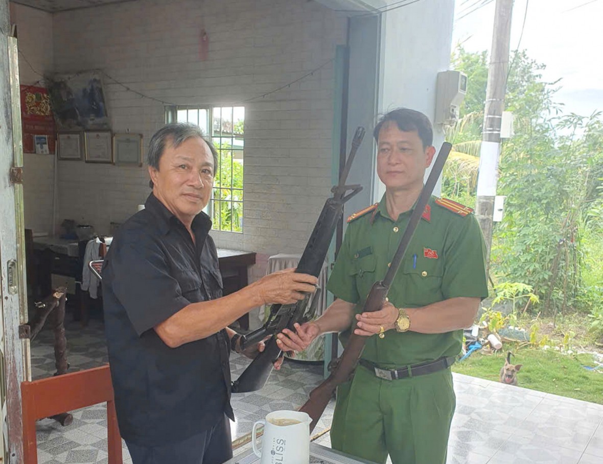Người dân Cà Mau tự giác giao nộp vũ khí, giữ vững ANTT địa bàn