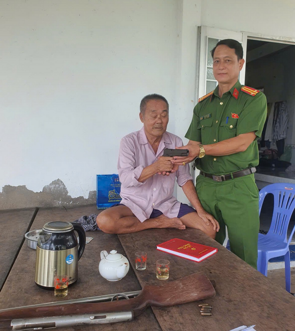 Người dân Cà Mau tự giác giao nộp vũ khí, giữ vững ANTT địa bàn