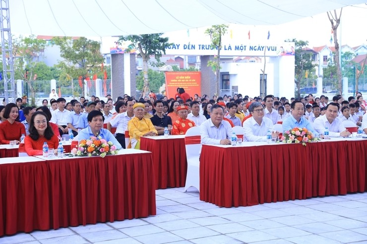 Hà Nội: Lễ gắn biển công trình Trường Tiểu học và THCS Bắc Từ Liêm tại phường Tây Tựu Phó Bí thư Thường trực Thành ủy Hà Nội Nguyễn Văn Phong; Phó Chủ tịch UBND TP Trương Việt Dũng cùng các đại biểu dự Lễ gắn biển, khởi công dự án giao thông trọng điểm tại Tây Tựu. (Ảnh: Lê Hải)