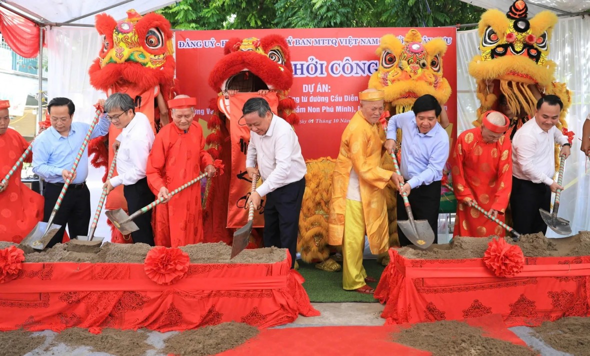 Phó Bí thư Thường trực Thành ủy Hà Nội Nguyễn Văn Phong, Phó Chủ tịch UBND TP Trương Việt Dũng cùng các đại biểu thực hiện nghi thức khởi công khởi công dự án giao thông trọng điểm trên địa bàn Tây Tựu. Phó Bí thư Thường trực Thành ủy Hà Nội Nguyễn Văn Phong, Phó Chủ tịch UBND TP Trương Việt Dũng cùng các đại biểu thực hiện nghi thức khởi công khởi công dự án giao thông trọng điểm trên địa bàn Tây Tựu.