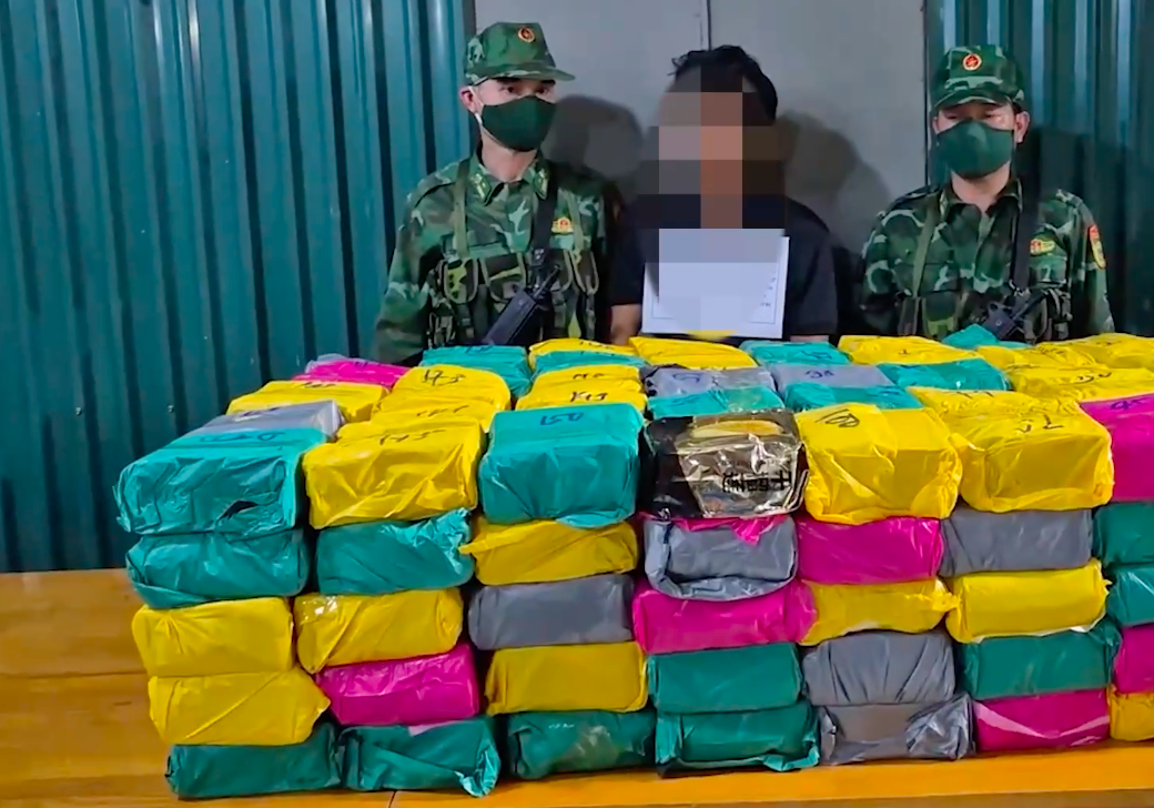 Bắt giữ hai đối tượng người nước ngoài vận chuyển 500kg ma tuý vào Việt Nam Bắt giữ hai đối tượng người nước ngoài vận chuyển 500kg ma tuý vào Việt Nam