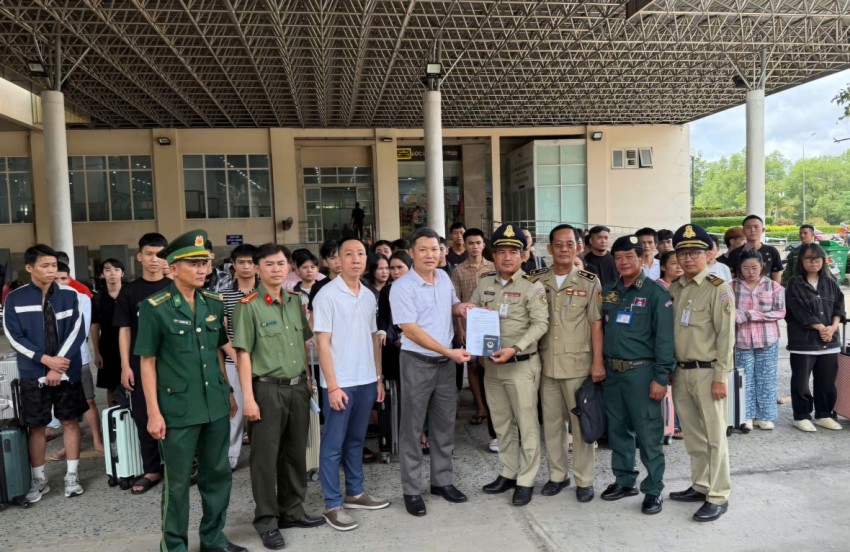 Đồn Biên phòng Mộc Bài phối hợp cơ quan chức năng tiếp nhận 38 công dân Việt Nam do Đại sứ quán Việt Nam và lực lượng chức năng Campuchia bàn giao, trong đó có 29/38 người từng làm việc tại các công ty lừa đảo ở Campuchia.