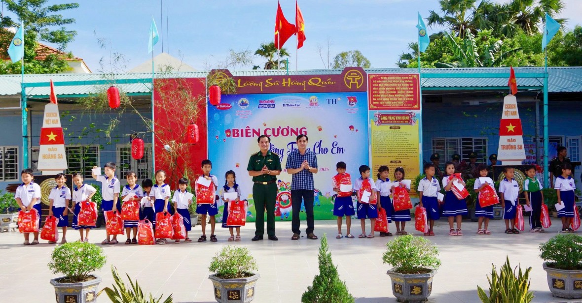 Mang Trung thu đến với trẻ em vùng biên giới Tịnh Biên - An Giang