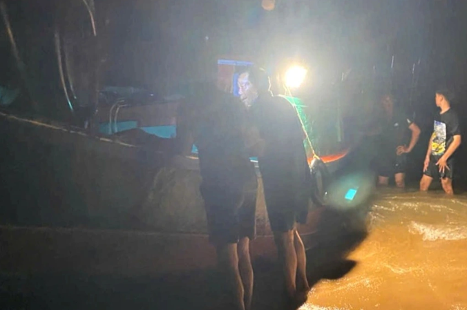 Lốc xoáy nhấn chìm 4 thuyền trên biển Hà Tĩnh, nhiều ngư dân trôi dạt may mắn thoát nạn