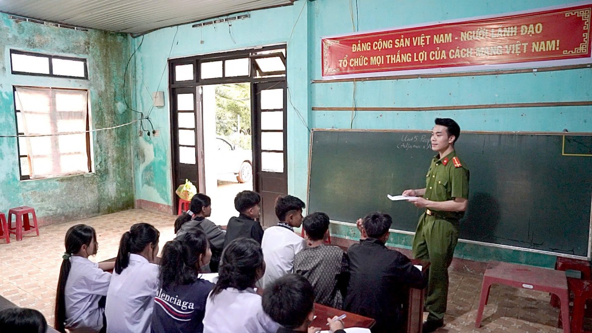 Người chiến sĩ trẻ tình nguyện gieo mầm tri thức trên mảnh đất A Lưới
