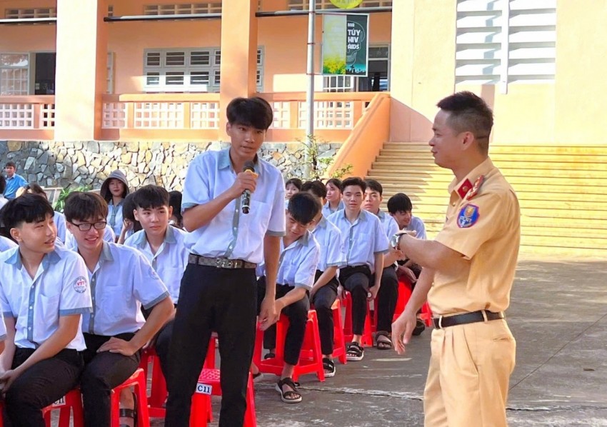 Buổi tuyên truyền diễn ra sôi nổi, thiết thực, giúp học sinh nâng cao nhận thức, ý thức chấp hành pháp luật khi tham gia giao thông.