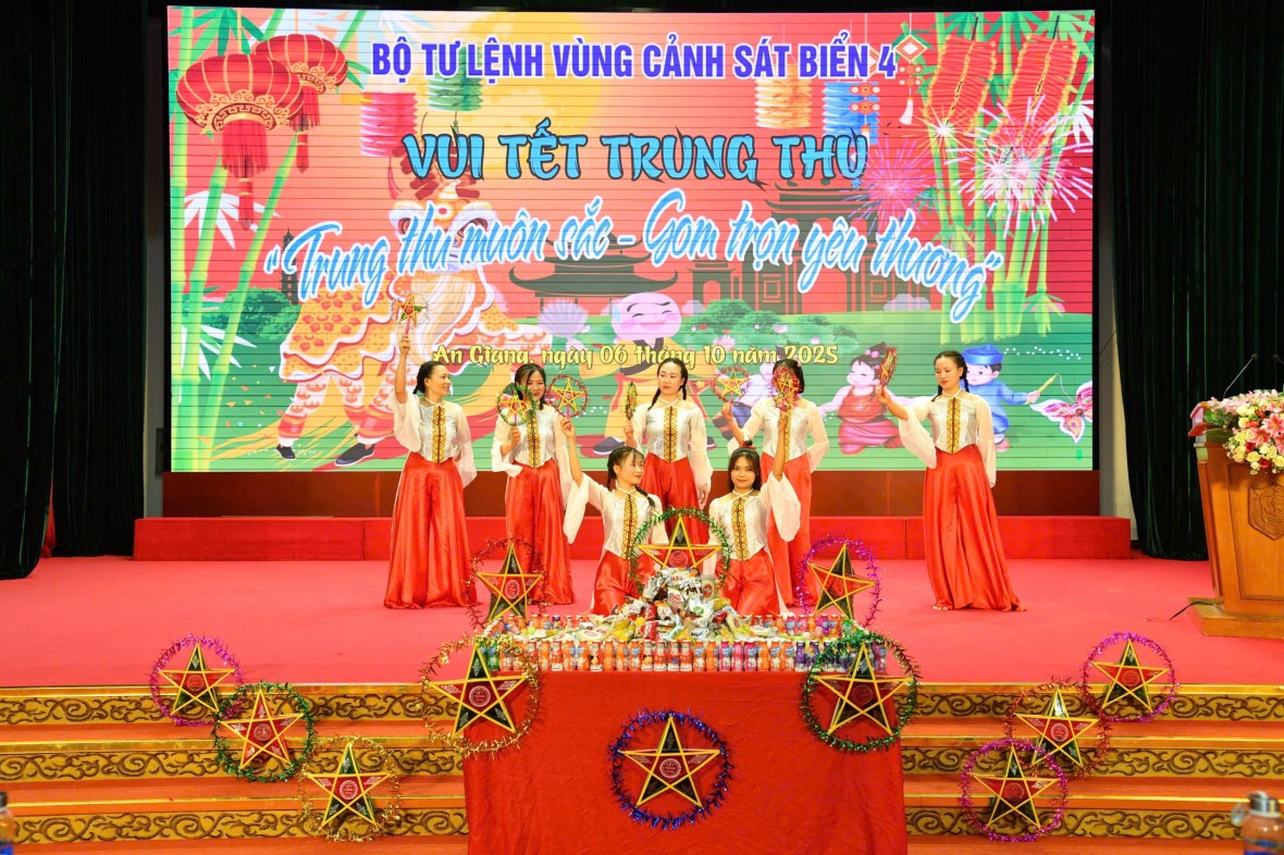 Ấm áp “Trung thu muôn sắc - Gom trọn yêu thương” tại BTL Vùng Cảnh sát biển 4