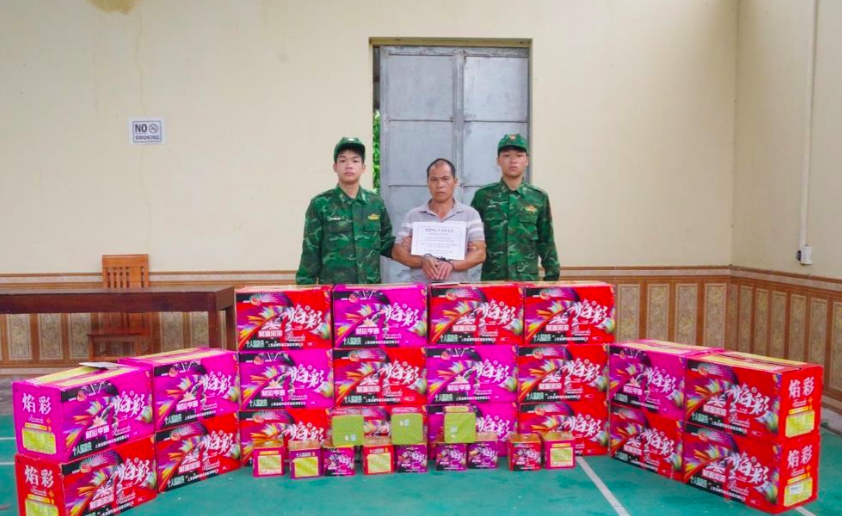 Đối tượng Nông Văn Lý cùng tang vật bị bắt giữ tại Đồn Biên phòng Chi Lăng. Ảnh: Vi Toàn