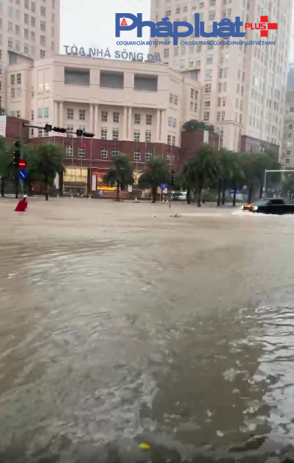 Hà Nội mưa trắng trời, nhiều nơi lại ngập sâu, giao thông tê liệt