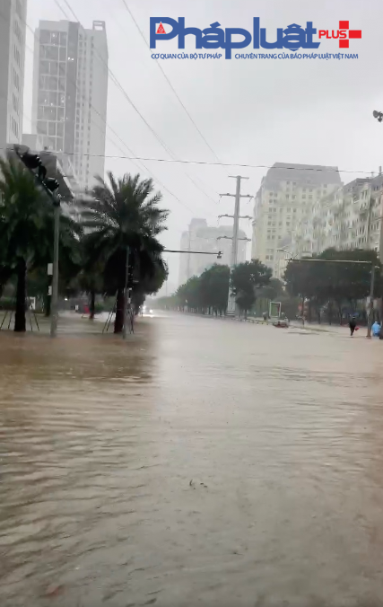 Hà Nội mưa trắng trời, nhiều nơi lại ngập sâu, giao thông tê liệt