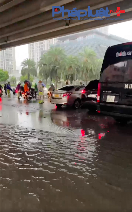 Hà Nội mưa trắng trời, nhiều nơi lại ngập sâu, giao thông tê liệt