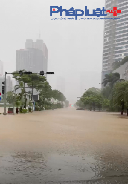 Hà Nội mưa trắng trời, nhiều nơi lại ngập sâu, giao thông tê liệt