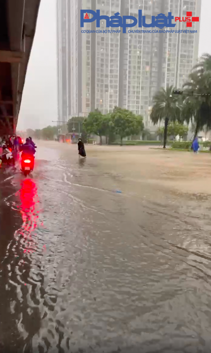 Hà Nội mưa trắng trời, nhiều nơi lại ngập sâu, giao thông tê liệt
