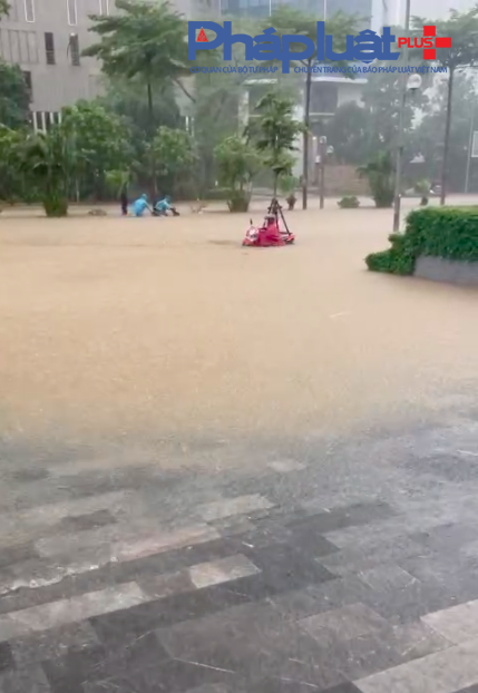 Hà Nội mưa trắng trời, nhiều nơi lại ngập sâu, giao thông tê liệt