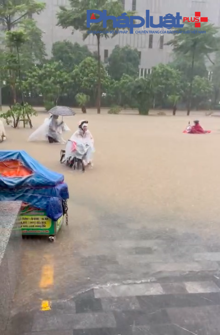 Hà Nội mưa trắng trời, nhiều nơi lại ngập sâu, giao thông tê liệt