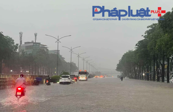 Hà Nội mưa trắng trời, nhiều nơi lại ngập sâu, giao thông tê liệt