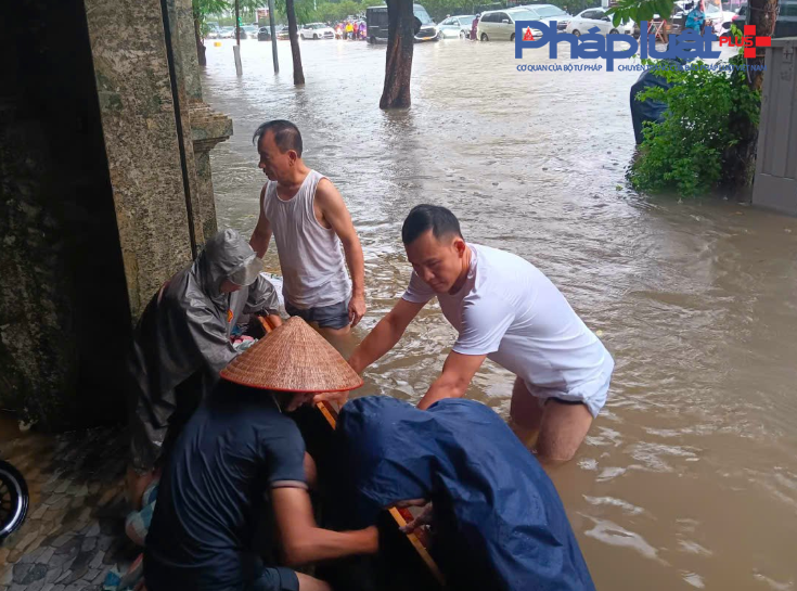 Hà Nội mưa trắng trời, nhiều nơi lại ngập sâu, giao thông tê liệt