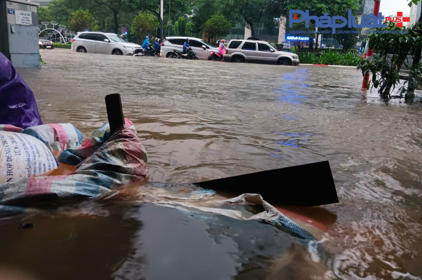 Hà Nội mưa trắng trời, nhiều nơi lại ngập sâu, giao thông tê liệt