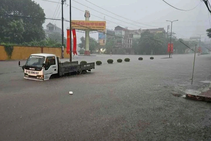 Ngã ba Gang thép Thái Nguyên nước ngập chìm bánh xe ô tô tải.