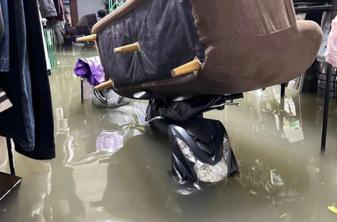 Nhiều nhà người dân nước ngập sâu.