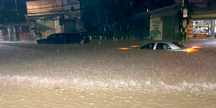 Đường phố ở Thái Nguyên nhiều nơi bị ngập sâu chìm cả xe ô tô để trên vỉa hè.