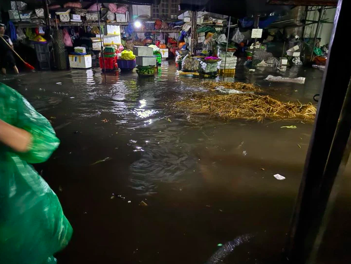 Các hộ dân ở chợ Túc Duyên - phường Phan Đình Phùng không kịp chạy lũ, hàng hóa ngâm trong nước.