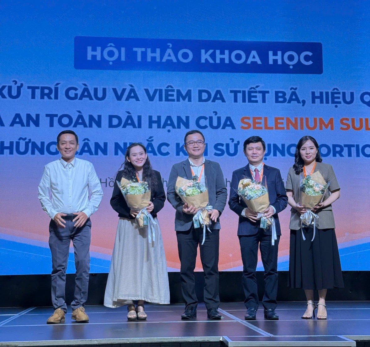Hội thảo khoa học về xử lý gàu và viêm da tiết bã