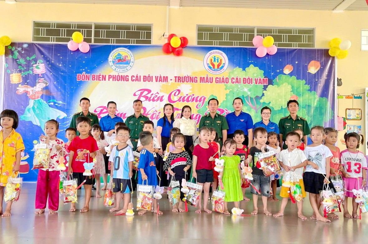 Đồn Biên phòng Cái Đôi Vàm mang Trung thu ấm áp đến trẻ em vùng biên giới