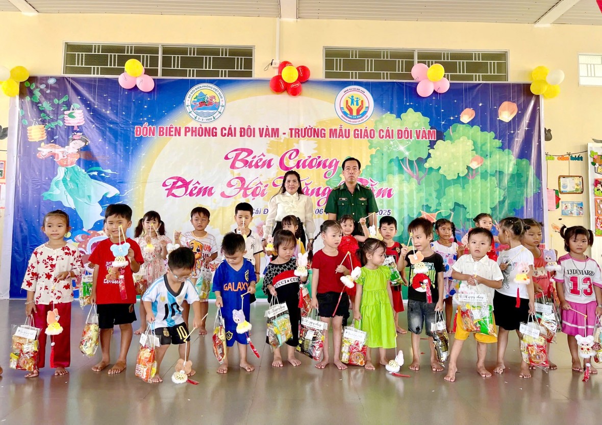 Đồn Biên phòng Cái Đôi Vàm mang Trung thu ấm áp đến trẻ em vùng biên giới