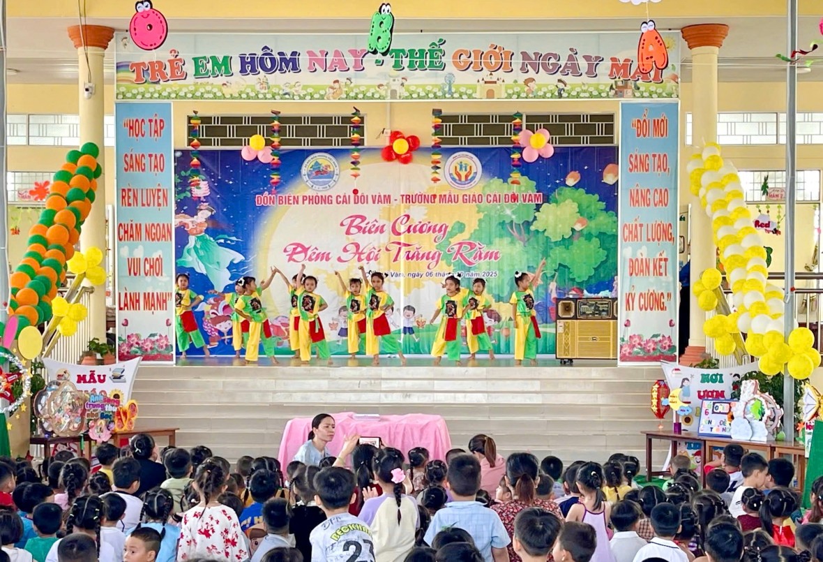 Đồn Biên phòng Cái Đôi Vàm mang Trung thu ấm áp đến trẻ em vùng biên giới