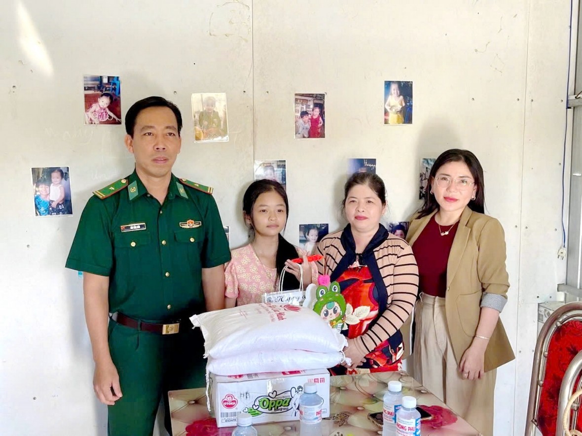 Đồn Biên phòng Cái Đôi Vàm mang Trung thu ấm áp đến trẻ em vùng biên giới