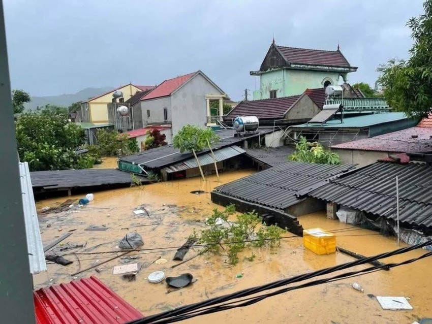 Nhiều ngôi nhà bị ngập sâu do mưa, lũ ở khu vực Trung Bộ gây ra.