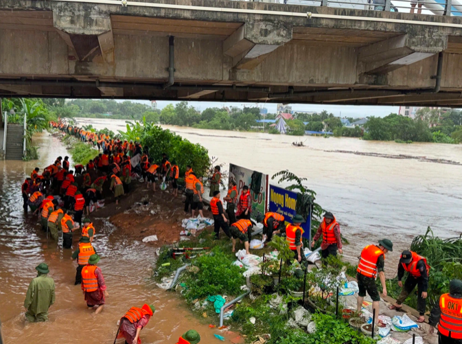 Mực nước sông Cầu đang dâng cao. Các lực lượng đang tập trung gia cố đê Sông Cầu (Ảnh: Chính phủ).