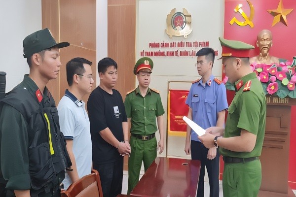 Triệt phá đường dây buôn lậu ở vùng biên Móng Cái Triệt phá đường dây buôn lậu ở vùng biên Móng Cái