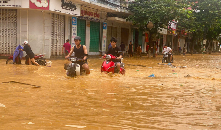 Tình trạng ngập lụt tại đường Xuân Trường, phường Thục Phán, tỉnh Cao Bằng ngày 7/10.