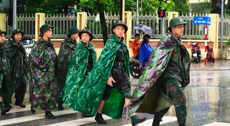 Lực lượng ứng cứu được huy động, khẩn trương hỗ trợ người dân trong mưa bão tại tỉnh Cao Bằng.